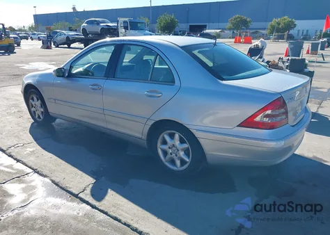 2002 Mercedes-Benz C 240 из США, поврежденный, VIN WDBRF61J62F169485